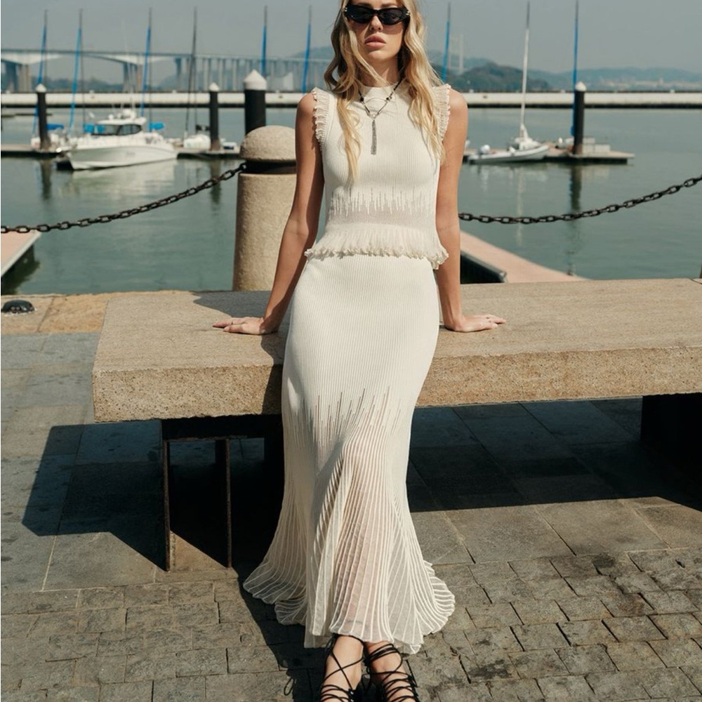 Commense Cream Sleeveless top with Pleated Skirt - Picture 5 of 6